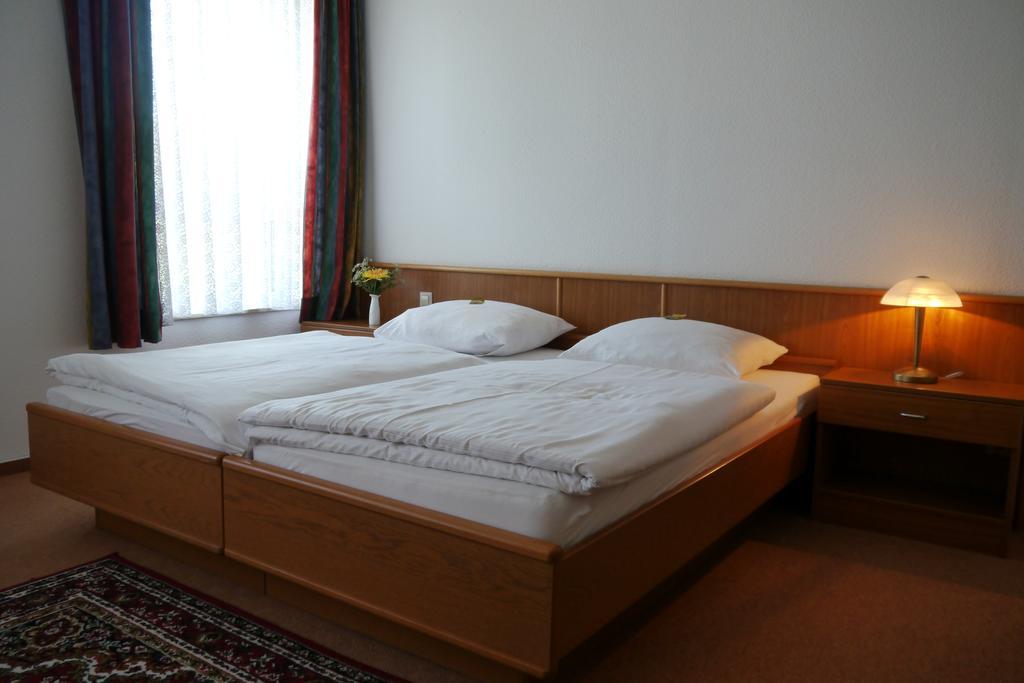 Erbenholz Hotel Laatzen Buitenkant foto