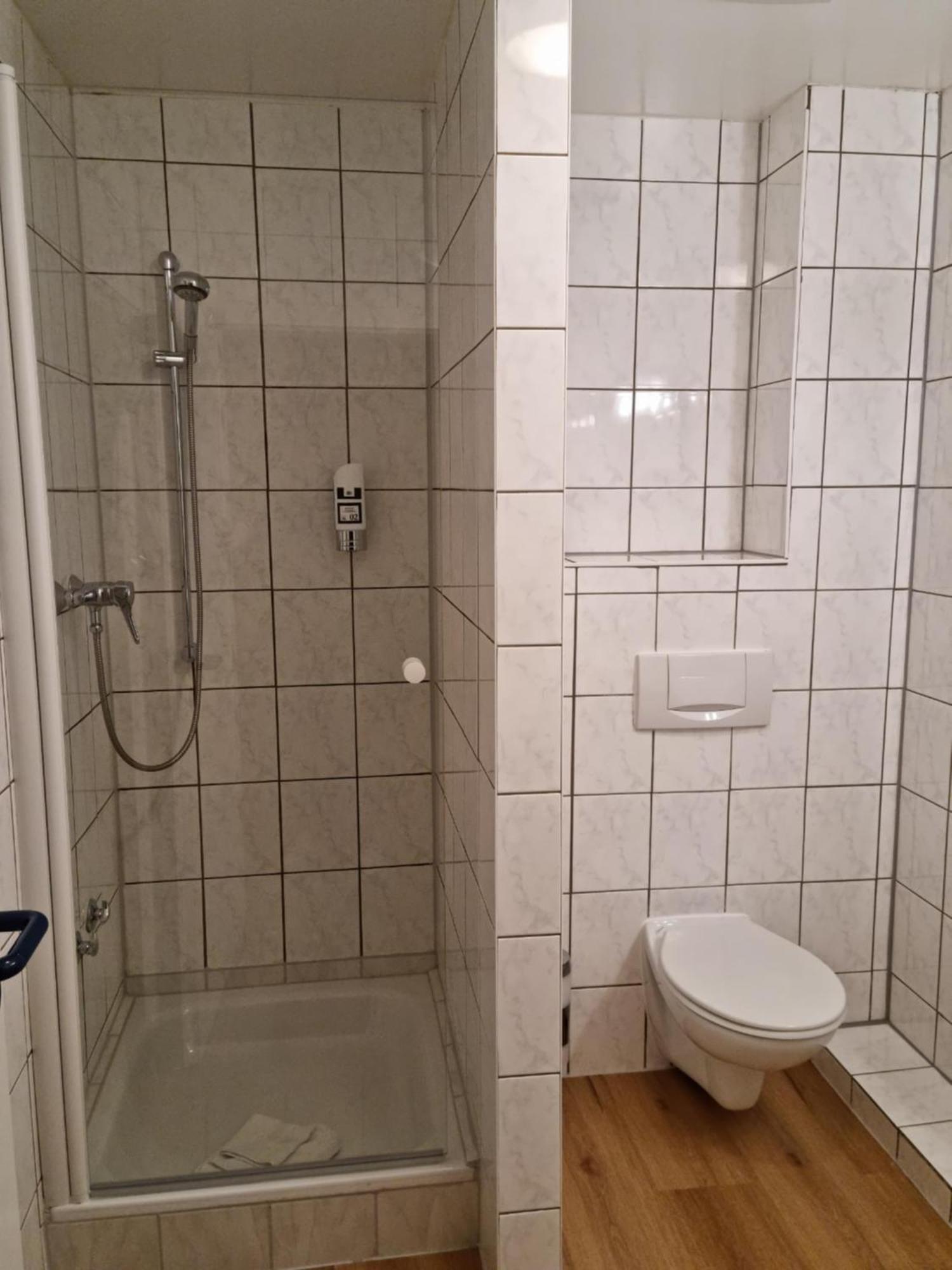 Erbenholz Hotel Laatzen Buitenkant foto